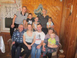 На праздник собрались всей семьёй. На праздник собрались всей семьёй. Большая семья: мои мама (Татьяна Михайловна) и папа (Владимир Борисович), я, жена Яна, наши дети: Георгий, Алена и Артемий, брат Игорь с женою Юлией и детьми Фролом и Дмитрием.