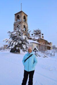 Яна - жена Станислава Смирнова у восстанавливаемого храма Воскресения Христова в д. Журавлёво, старинный Никольский Суглицкий погост.