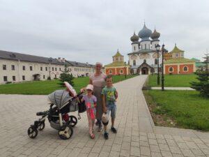 Жена Станислава Смирнова с детьми в Большом Тихвинском монастыре. Станислав за кадром. Жена Станислава Смирнова с детьми в Большом Тихвинском монастыре. Станислав за кадром.