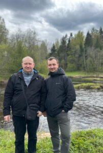 Станислав Смирнов с братом Игорем Станислав Смирнов с братом Игорем на соединении рек Воложбы и Сясь, по которым ранее проходили древние торговые пути.