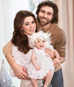 Анастасия Заворотнюк с мужем Петром Чернышёвым и дочкой Милой Анастасия Заворотнюк с мужем Петром Чернышёвым и дочкой Милой