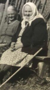 Баба Люба Калиничева (в белом платочке) с сестрой.