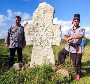 Вадим Грачев и Денис Антипов у Мстинского поклонного креста на Гуляй-городе. Вадим Грачев и Денис Антипов у Мстинского поклонного креста на Гуляй-городе.