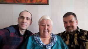 С классным руководителем, Ниной Михайловной Ганичевой и с одноклассником, Константином Смирновым. С классным руководителем, Ниной Михайловной Ганичевой, которая очень талантливо вела у нас русский язык и литературу, и с одноклассником, Константином Смирновым.