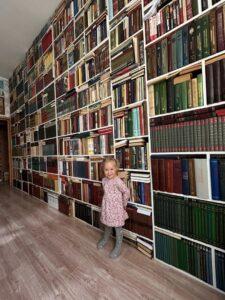 Девочка на фоне библиотеки Вадима Грачева Девочка на фоне библиотеки Вадима Грачева