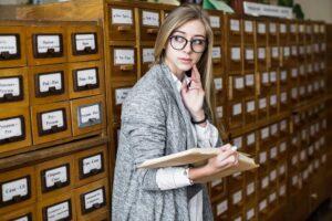 Девушка работает с архивом Девушка работает с архивом