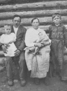 Семья Богдановых. Иван Алексеевич и Александра Павловна с детьми Надеждой, Валентиной и Анатолием, 1938 год. Семья Богдановых. Иван Алексеевич и Александра Павловна с детьми Надеждой, Валентиной и Анатолием, 1938 год.