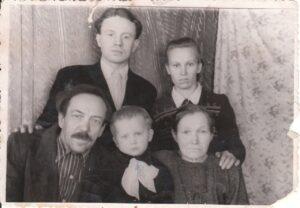 Богданов Иван Алексеевич с женою Александрой, с зятем Голубевым Михаилом Фёдоровичем, дочкой Валентиной и внуком Виктором, 1957 год. Богданов Иван Алексеевич с женою Александрой, с зятем Голубевым Михаилом Фёдоровичем, дочкой Валентиной и внуком Виктором, 1957 год.