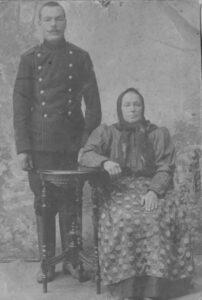 Анна Яковлевна (Матвеева) Богданова с сыном Константином Тимофеевичем Богдановым. Анна Яковлевна (Матвеева) Богданова с сыном Константином Тимофеевичем Богдановым.