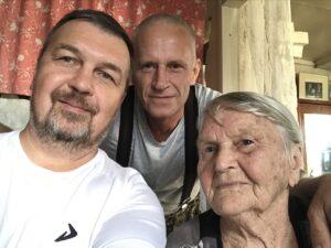 Вадим Грачев в гостях у старейшей жительницы д. Журавлево Зои Ивановны Дурновой (Емельяновой), 93 года. Вадим Грачев в гостях у старейшей жительницы д. Журавлево Зои Ивановны Дурновой (Емельяновой), 93 года.