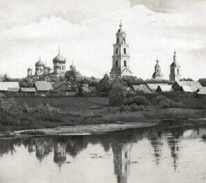 Серафимо-Дивеевский монастырь в начале ХХ века. Вид с реки Вичкинзы. Серафимо-Дивеевский монастырь в начале ХХ века. Вид с реки Вичкинзы.