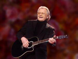 Юрий Антонов с гитарой Юрий Антонов с гитарой