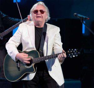 Юрий Антонов с гитарой Юрий Антонов с гитарой