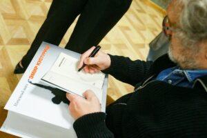 Эмир Кустурица подписывает книгу Эмир Кустурица подписывает книгу