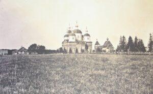 Рагушенский погост с Троицкой и Покровской церковью. Рагушенский погост с Троицкой и Покровской церковью.