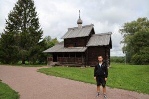 Станислав Смирнов в музее Витославлицы у Успенской церкви.