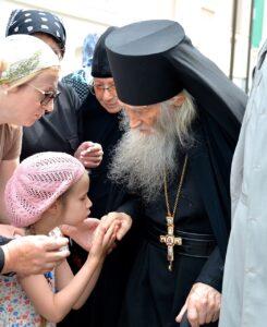 Схиархимандрит Илий (Ноздрин) с прихожанами Схиархимандрит Илий (Ноздрин) с прихожанами