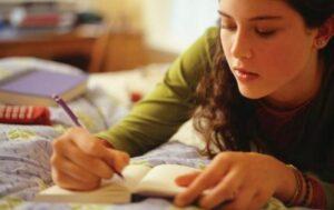 Девушка пишет стихи Девушка пишет стихи