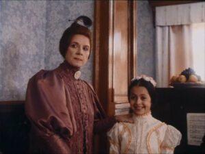 Алла Демидова и Настя Меськова. Кадр из фильма «Маленькая принцесса» Алла Демидова и Настя Меськова. Кадр из фильма «Маленькая принцесса»