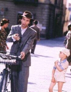 Кадр из фильма "Жизнь прекрасна" Кадр из фильма "Жизнь прекрасна"