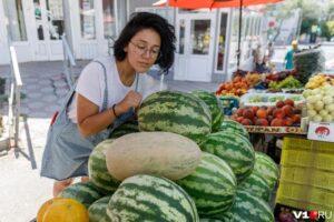Женщина стучит по арбузу Женщина стучит по арбузу