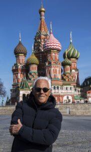 Джорджо Армани у храма в Москве Джорджо Армани у храма в Москве