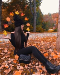 Девушка с осенними листьями Девушка с осенними листьями