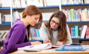 Девушки изучают иностранные языки Девушки изучают иностранные языки