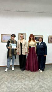 Вручение диплома Евразийского художественного Союза певцу Давиду Касичу. Вручение диплома Евразийского художественного Союза певцу Давиду Касичу. На фото директор музея Юлия Андреевна Золоторева и заместитель Светлана Васильевна Лопарева, Светлана Фатьянова, Давид Касич.