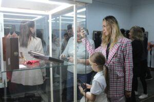 Американский иллюстратор издания "The Russian Library of America" Daria Imclaim посетила выставку "Самые любимые, самые родные". Американский иллюстратор издания "The Russian Library of America" Daria Imclaim посетила выставку "Самые любимые, самые родные".