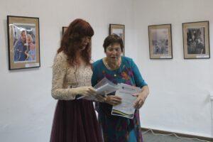 Вручение диплома Л. Прозоровой Вручение дипломов НЕВО-СОЮЗА и Евразийского художественного Союза от директора галереи Евгения Манакина и Генерального продюсера Филькова Фёдора Вонифатьевича Ларисе Прозоровой, журналисту, лауреату Премии Германа Лопатина.