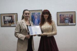Директор музея Юлия Андреевна Золоторева вручает Светлане Фатьяновой благодарственный диплом. Директор музея Юлия Андреевна Золоторева вручает Светлане Фатьяновой благодарственный диплом.