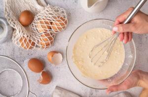 Приготовление блинчиков, яйца, тесто