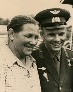 Юрий Гагарин с мамой
